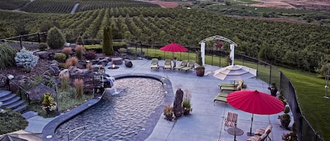 Piscine extérieure, parasols de plage, chaises longues