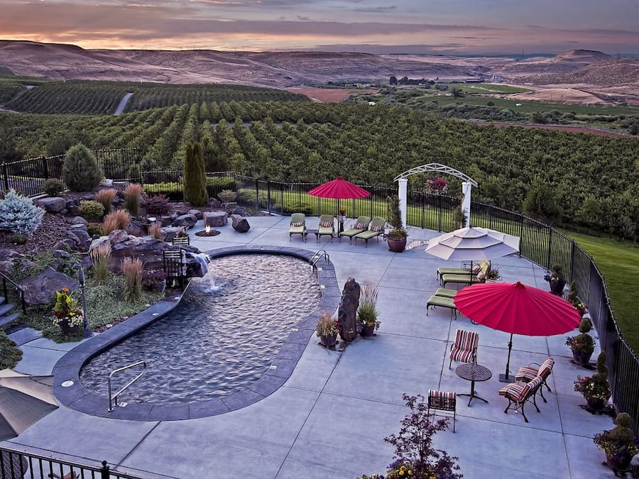 Außenpool, Sonnenschirme, Liegestühle