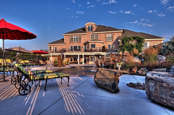 Ulkouima-allas, aurinkovarjoja, aurinkotuoleja