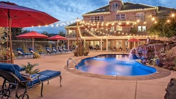 Außenpool, Sonnenschirme, Liegestühle