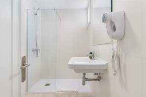 Double Room | Bathroom | Shower, hair dryer, towels - Hostal Talamanca (Santanyi)