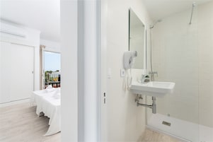 Ducha, secador de pelo, toallas