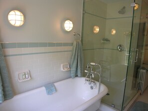Room | Bathroom | Combined shower/tub, free toiletries, hair dryer, bathrobes - Delano Homestead Bed & Breakfast (Fairhaven)