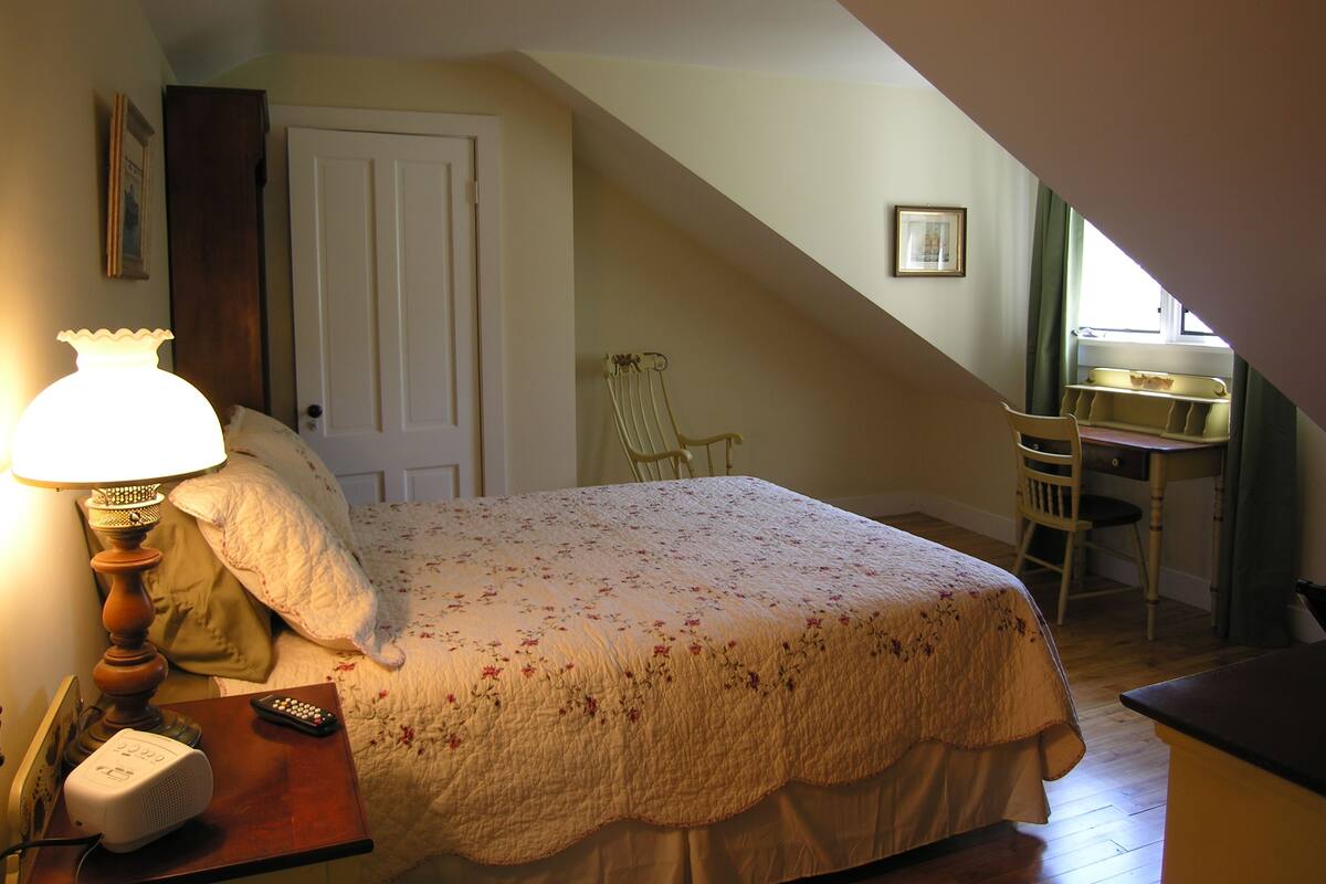 Habitación | Ropa de cama de alta calidad, camas con pillow-top y escritorio