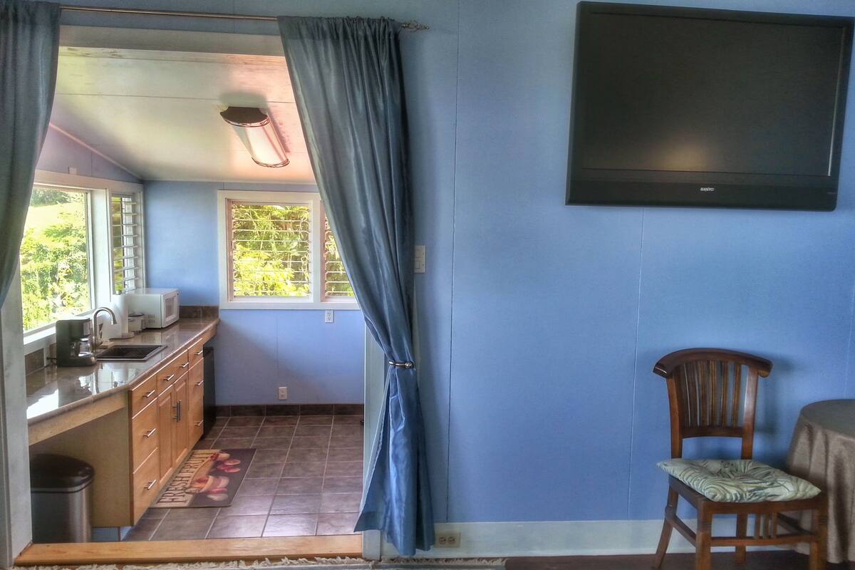 Sky Room | Desk, iron/ironing board (on request), cribs (surcharge), WiFi (free)