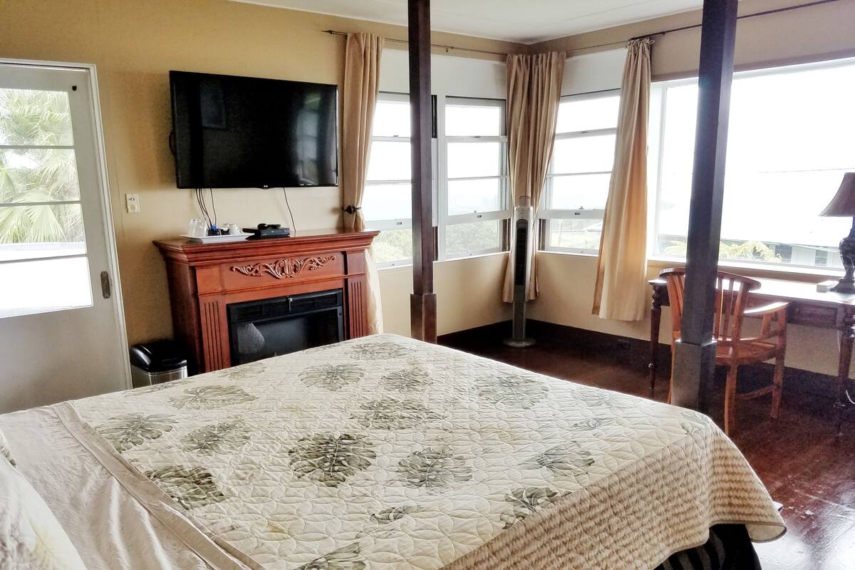 Legacy Suite | Desk, iron/ironing board (on request), cribs (surcharge), WiFi (free)