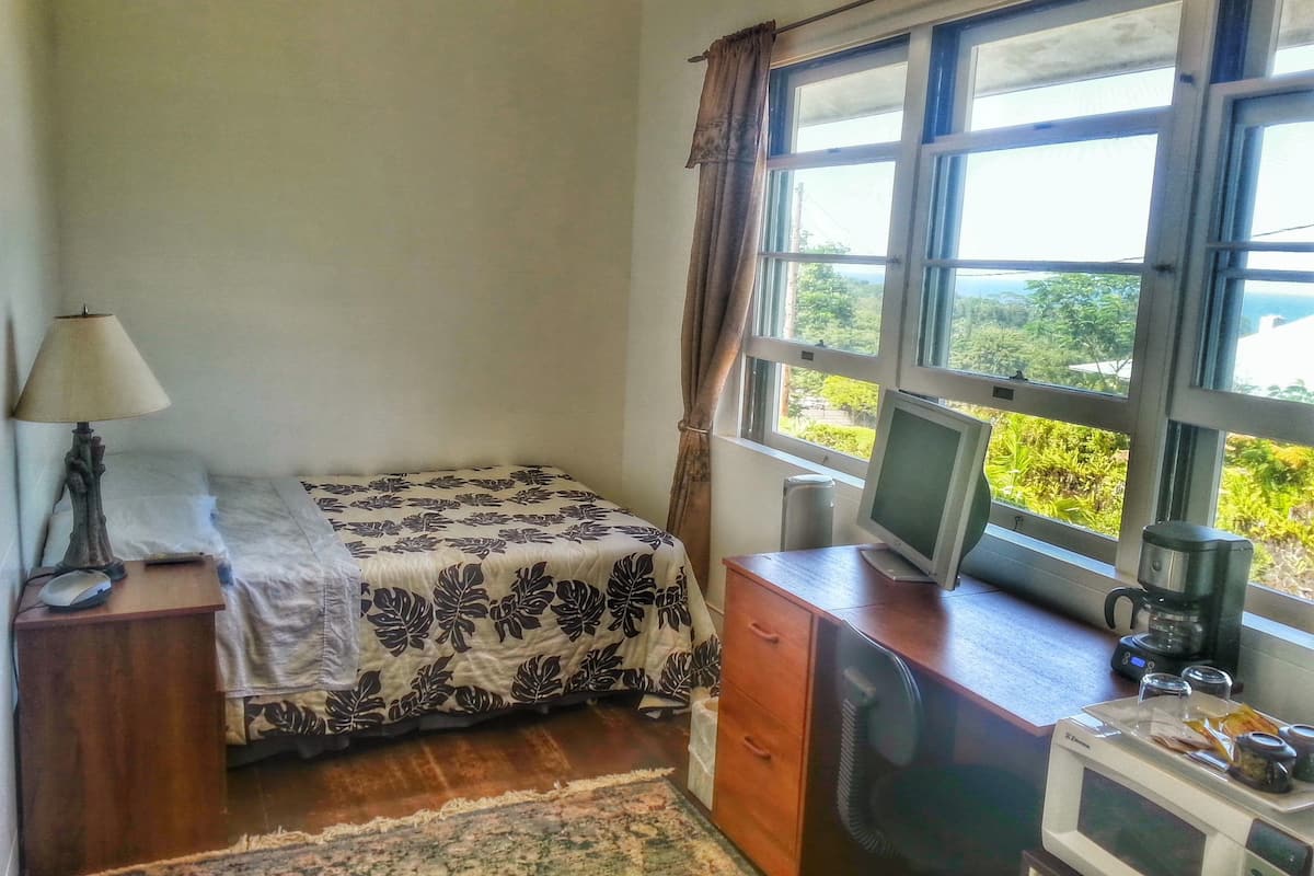 Hilo Bay Room | Desk, iron/ironing board (on request), cribs (surcharge), WiFi (free)