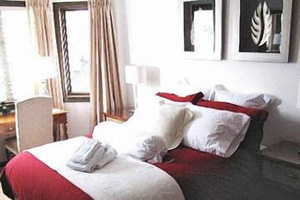 One Queen Bed, Garden View