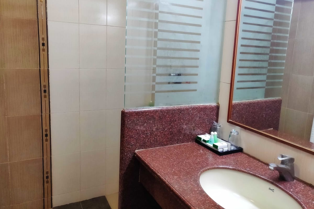 Standard Room | Bathroom | Free toiletries, hair dryer, towels