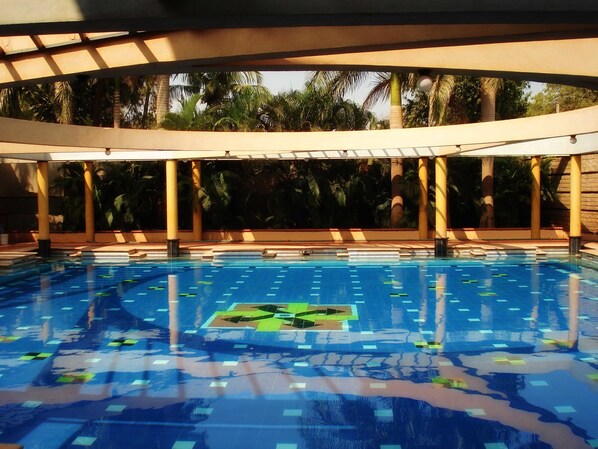 Outdoor pool, open 7 AM to 7 PM, pool loungers