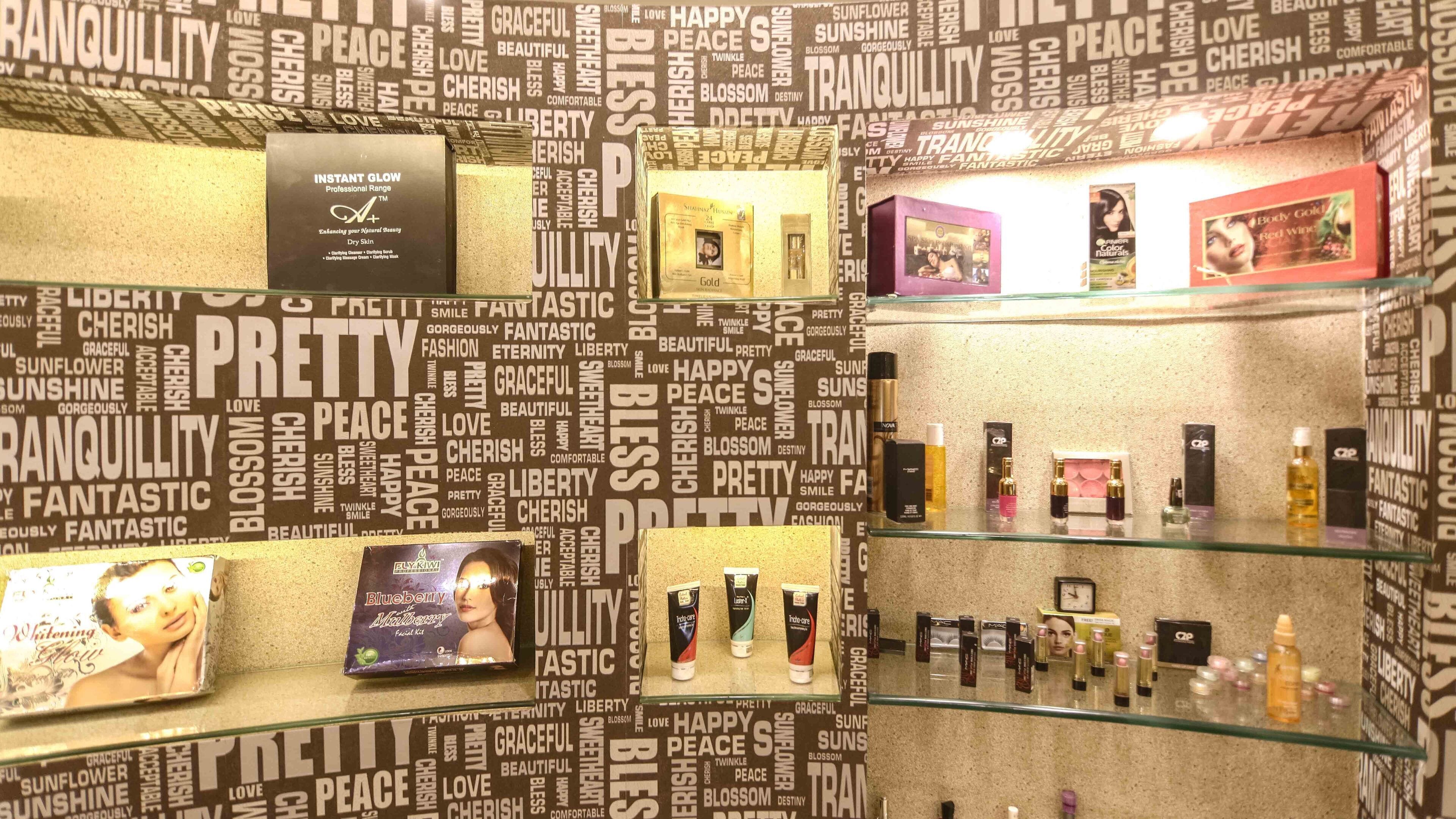 Exhibición de productos de belleza en estantes, con un fondo que muestra palabras como 'paz' y 'tranquilidad'.