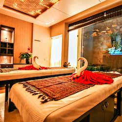 Salas de tratamiento para parejas, un sauna, una bañera de hidromasaje