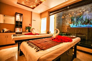 Couples treatment rooms, sauna, hot tub, steam room, body treatments - Hotel Malligi (Hospet)