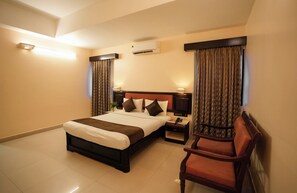 Habitación Deluxe | Ropa de cama de alta calidad, caja fuerte, escritorio