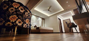 Luksusrom | Oppholdsområde | En 34-tommers Flatskjerm-TV med kabel-kanaler samt TV