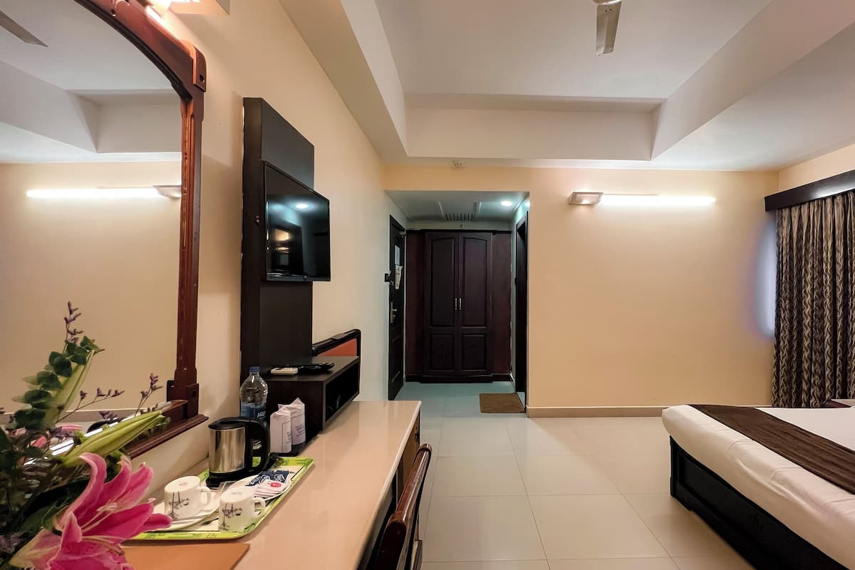 Deluxe Room | Premium bedding, in-room safe, desk, laptop workspace