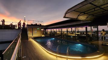 Familieværelse til 4 personer - 2 soveværelser - byudsigt | Privat køkken | Kaffe-/temaskine, elkedel