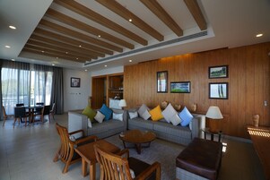 Una sala de estar moderna con un conjunto de sofá, muebles de madera y cuadros en la pared.