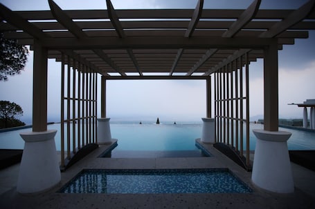 ๋ฃจํํ ํ
๋ผ์ค