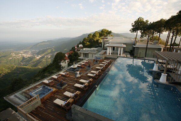 Outdoor pool, sun loungers - Moksha Himalaya Spa Resort (Kasauli)