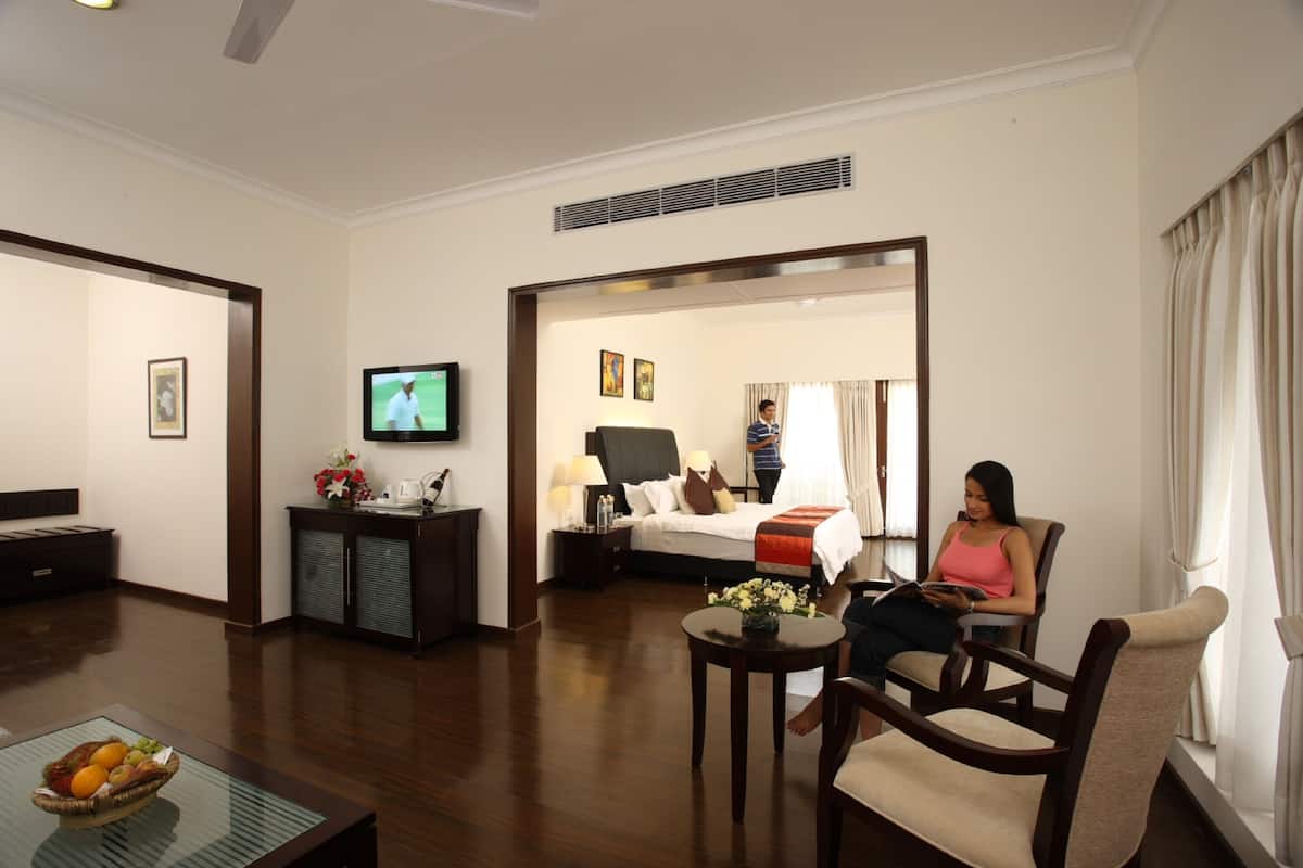 Moksha Suite | เครื่องนอนระดับพรีเมียม, มินิบาร์, ตู้นิรภัยในห้องพัก, โต๊ะทำงาน
