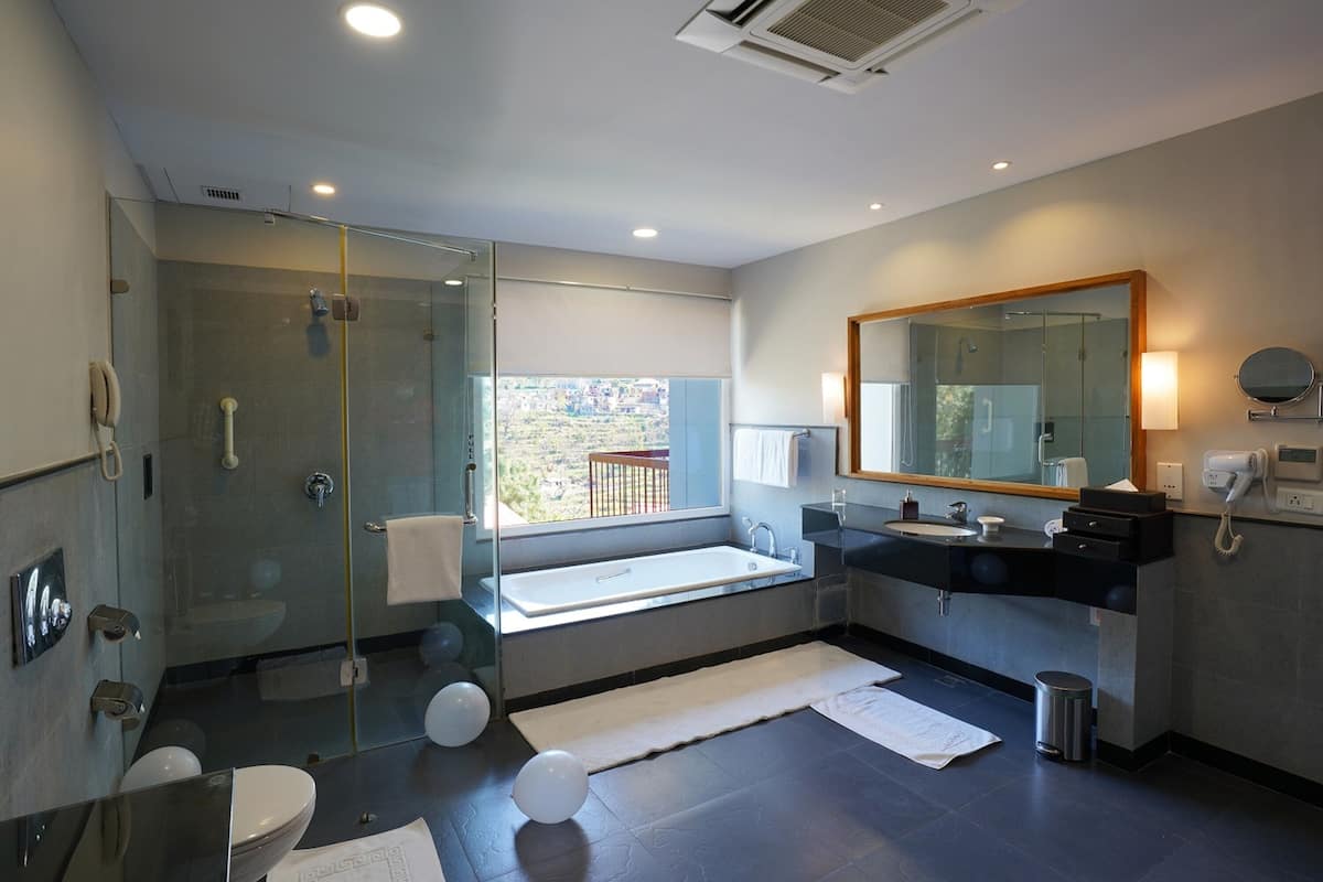 separate bathtub and shower, rainfall showerhead, free toiletries