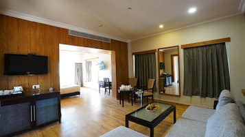 Suite de lujo | 1 dormitorio, ropa de cama de alta calidad, minibar y caja fuerte