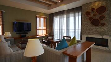 Presidential Suite | Living room | 32-inch LCD TV with satellite channels, TV, table tennis