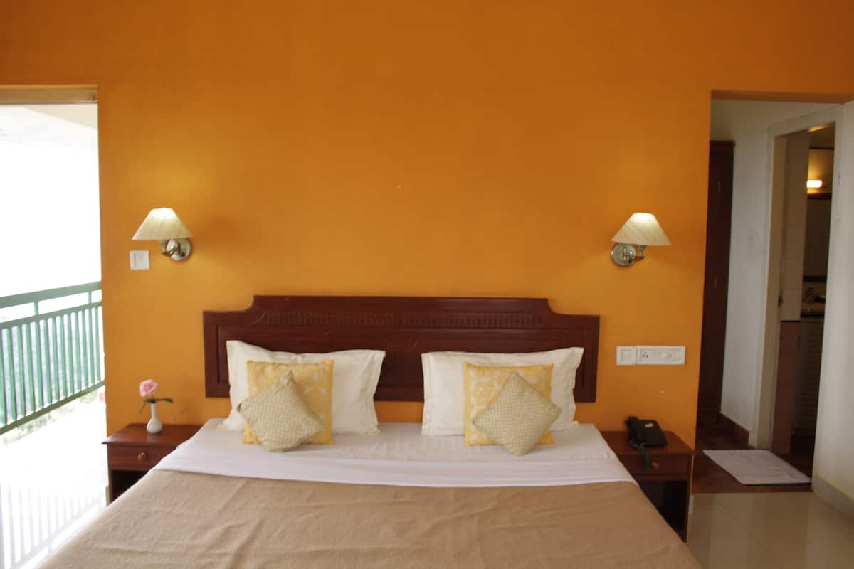 Suite, pemandangan bukit | 1 kamar tidur, seprai premium, brankas, dan meja kerja