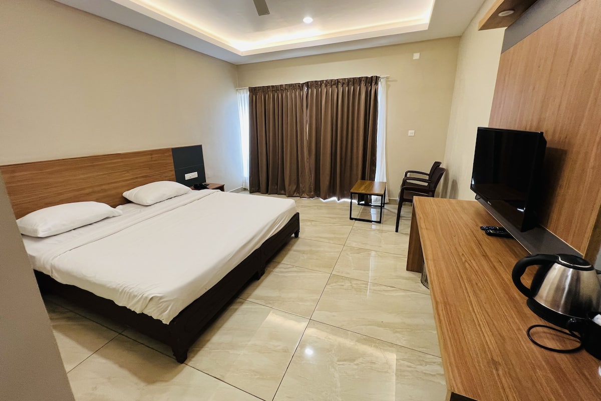 Kamar Deluks | 1 kamar tidur, seprai premium, brankas, dan meja kerja