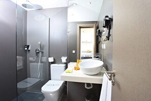 Shower, rainfall showerhead, hair dryer, towels - Flamingo Beach Resort Adults Only (Benidorm)