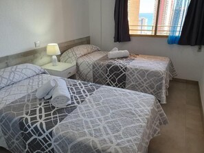 1 chambre, rideaux occultants, fer et planche à repasser