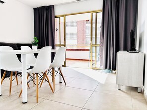 1 chambre, rideaux occultants, fer et planche à repasser