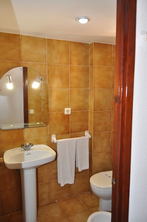 A bathroom with a sink, mirror, and toilet. - Trebol One Apartments By Mc (Benidorm)