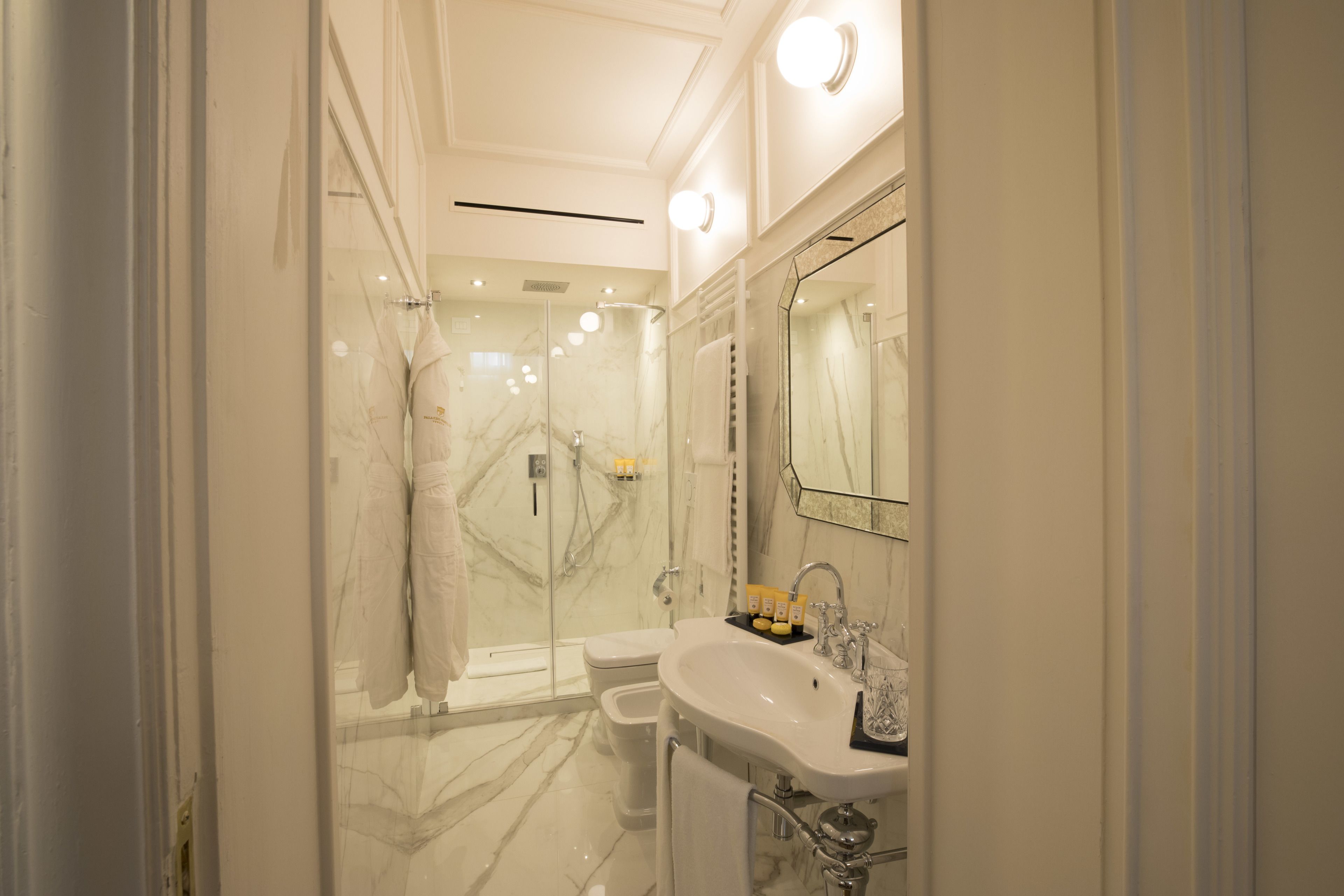 royal condo, annex building (wellness 705 40mt dall'hotel loc09472) | bathroom | free toiletries, hair dryer, bidet, towels