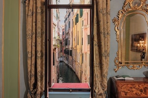 Suite Junior, 1 letto king, vista canale | Vista dalla camera
