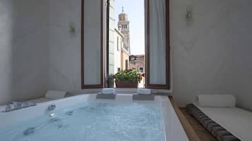 Condo real, em edifício anexo (Wellness 705 40mt dall'hotel LOC09472) | Banheira de hidromassagem particular
