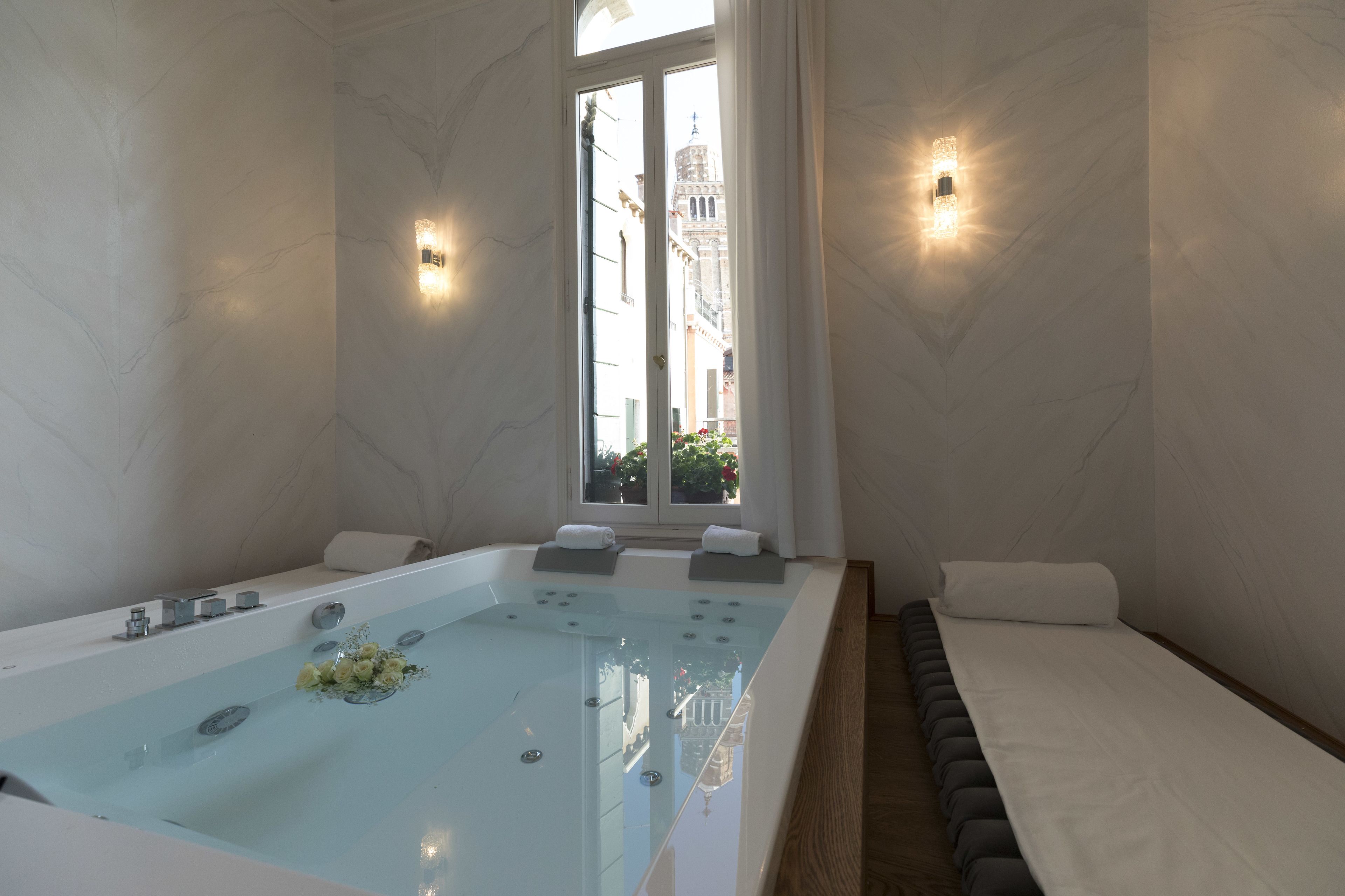 royal condo, annex building (wellness 705 40mt dall'hotel loc09472) | jetted bathtub