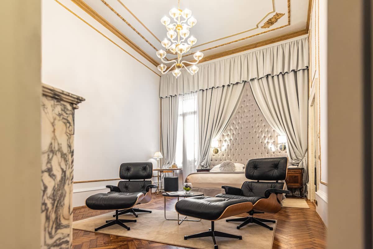 Premier suite, 1 kingsize bed, uitzicht op kanaal | 1 slaapkamer, luxe beddengoed, donzen dekbedden, een kluis op de kamer