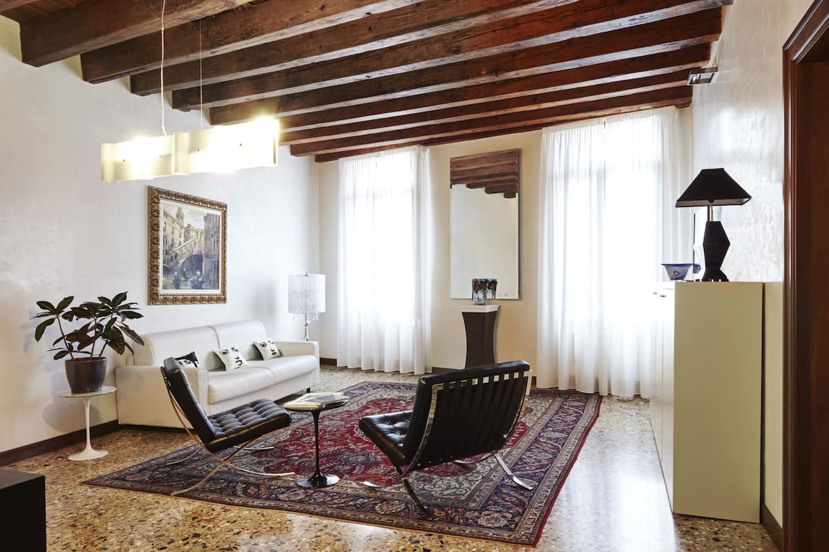 Premier appartement, 1 slaapkamer, uitzicht op stad (a 50 mt di distanza 027042-UAM-00410) | Woonkamer | Een lcd-televisie