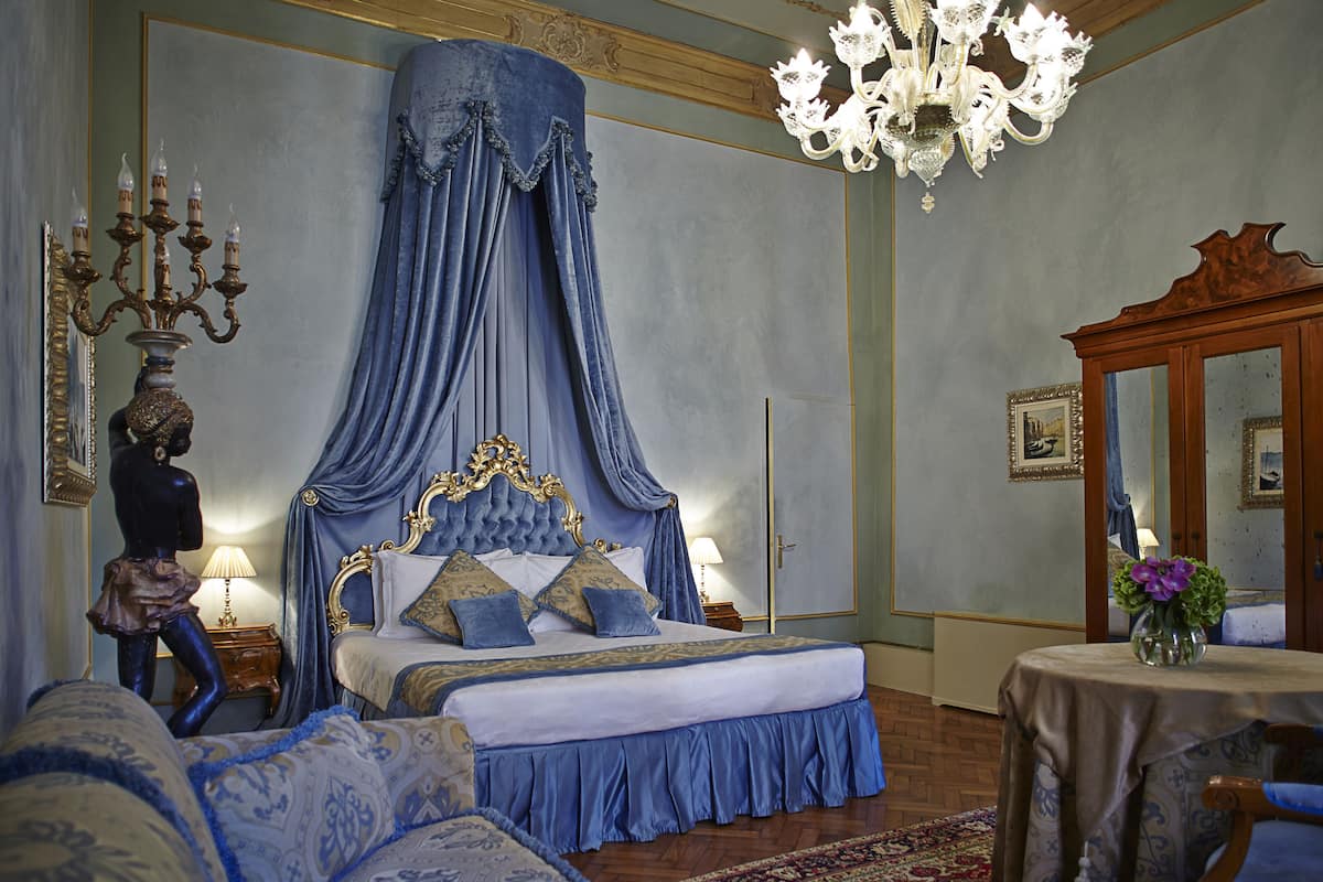 Junior suite, 1 kingsize bed, uitzicht op kanaal | 1 slaapkamer, luxe beddengoed, donzen dekbedden, een kluis op de kamer
