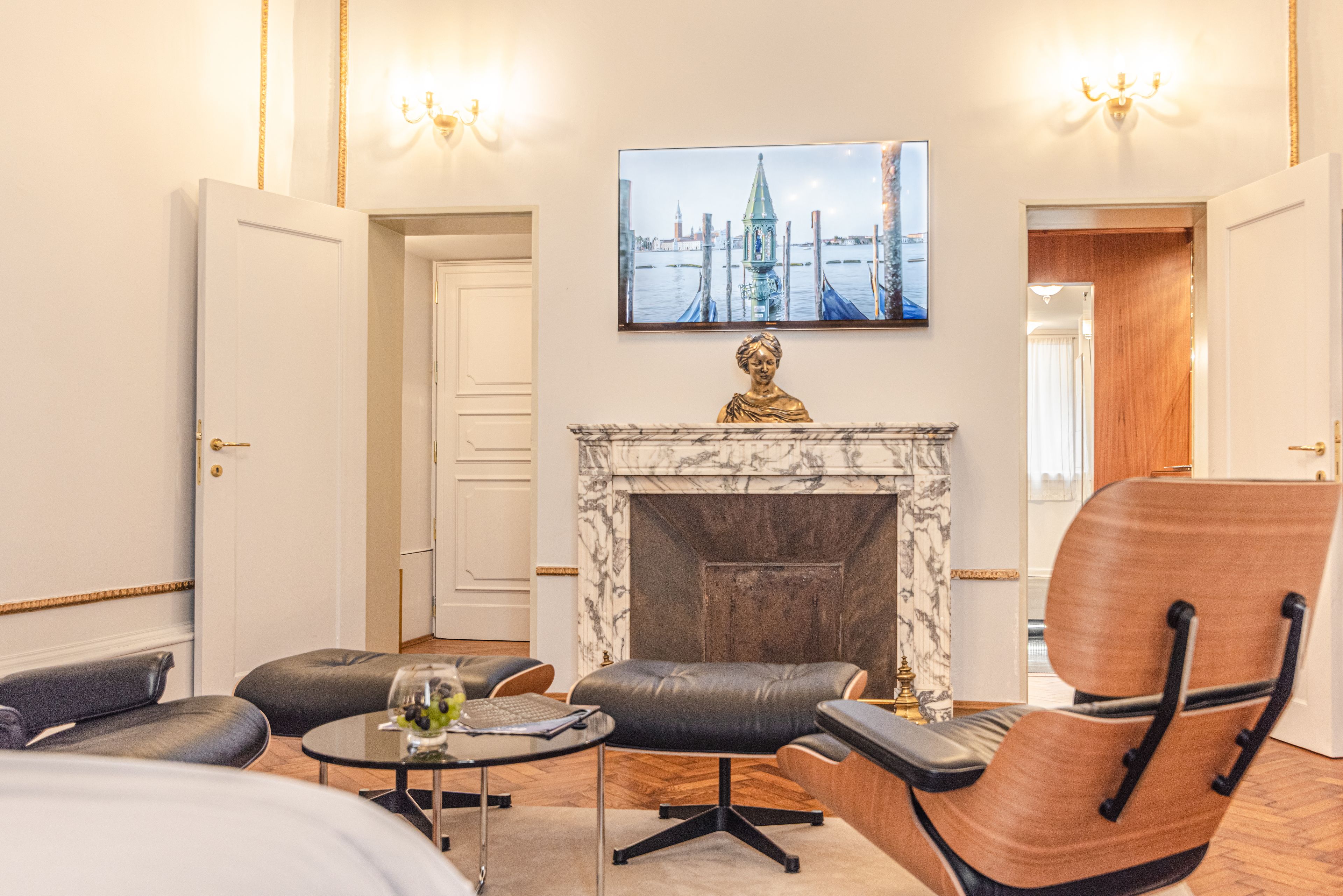 premier suite, 1 king bed, canal view | living area | lcd tv