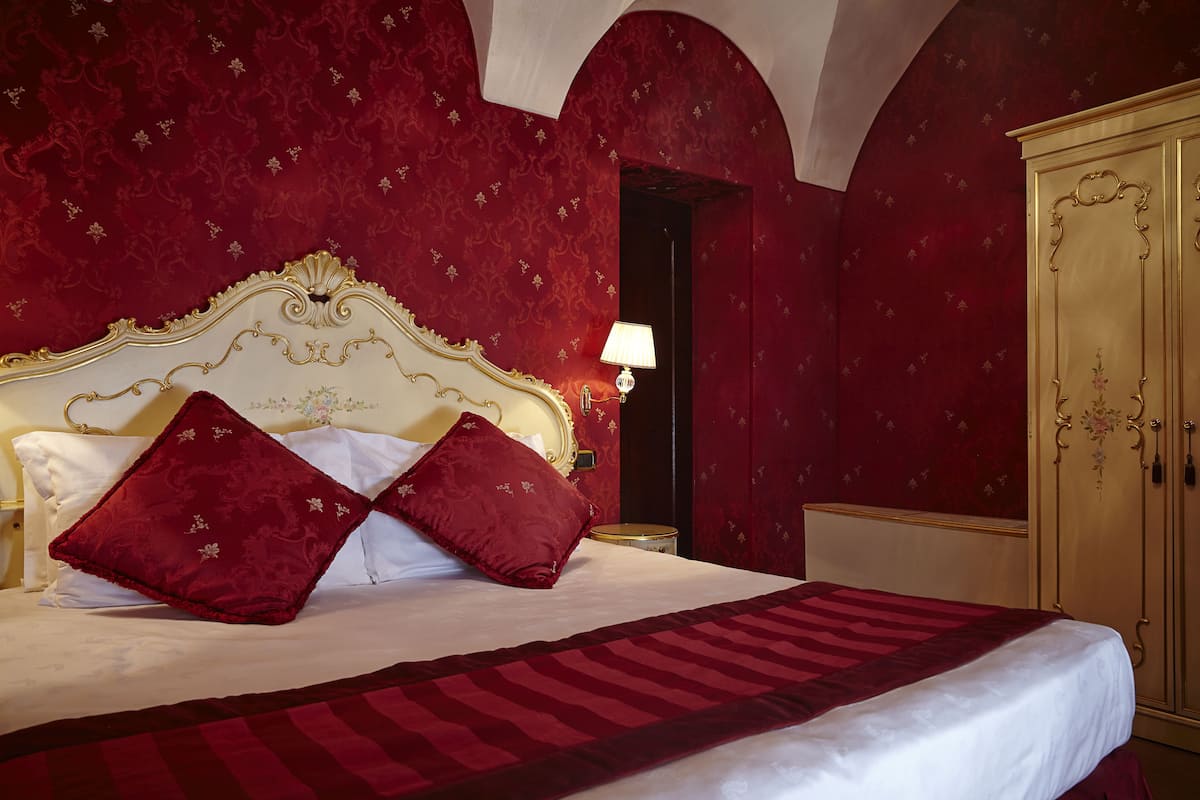 Standaard kamer, 1 twee- of 2 eenpersoonsbedden, 1 tweepersoonsbed | 1 slaapkamer, luxe beddengoed, donzen dekbedden, een kluis op de kamer