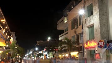 Vista frontal de la propiedad por la tarde o noche