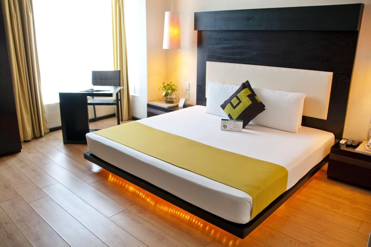 Junior Suite -King side bed | Hochwertige Bettwaren, Daunenbettdecken, Minibar, Zimmersafe