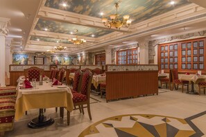 4 restaurants, breakfast served - Hotel Annamalai International (Puducherry)