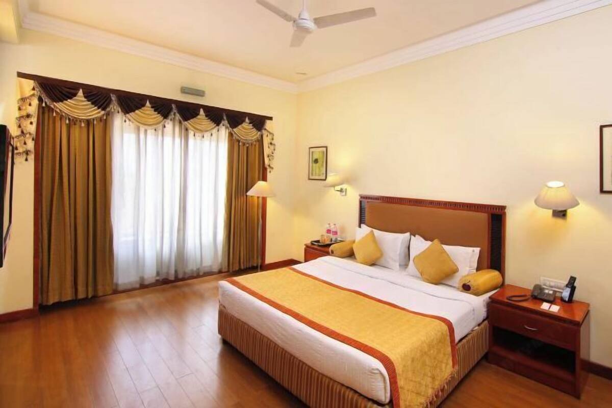 Premium bedding, in-room safe, desk, soundproofing