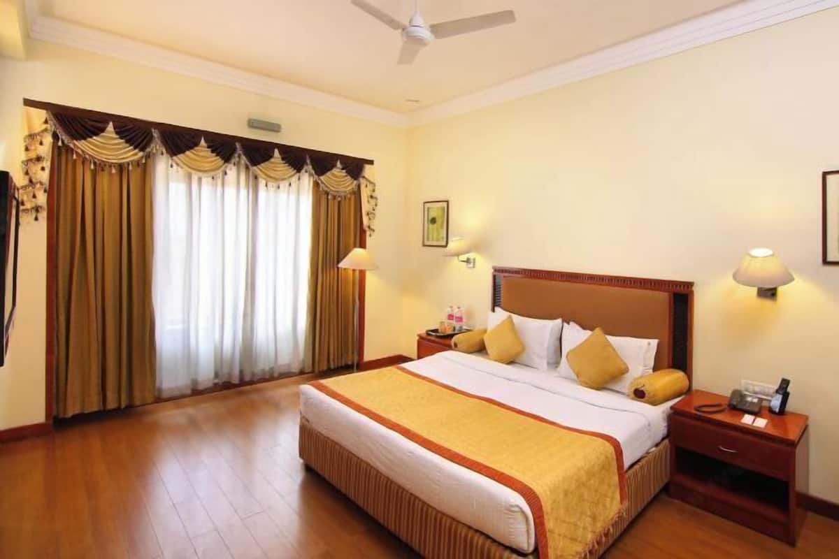 Premium bedding, in-room safe, desk, soundproofing