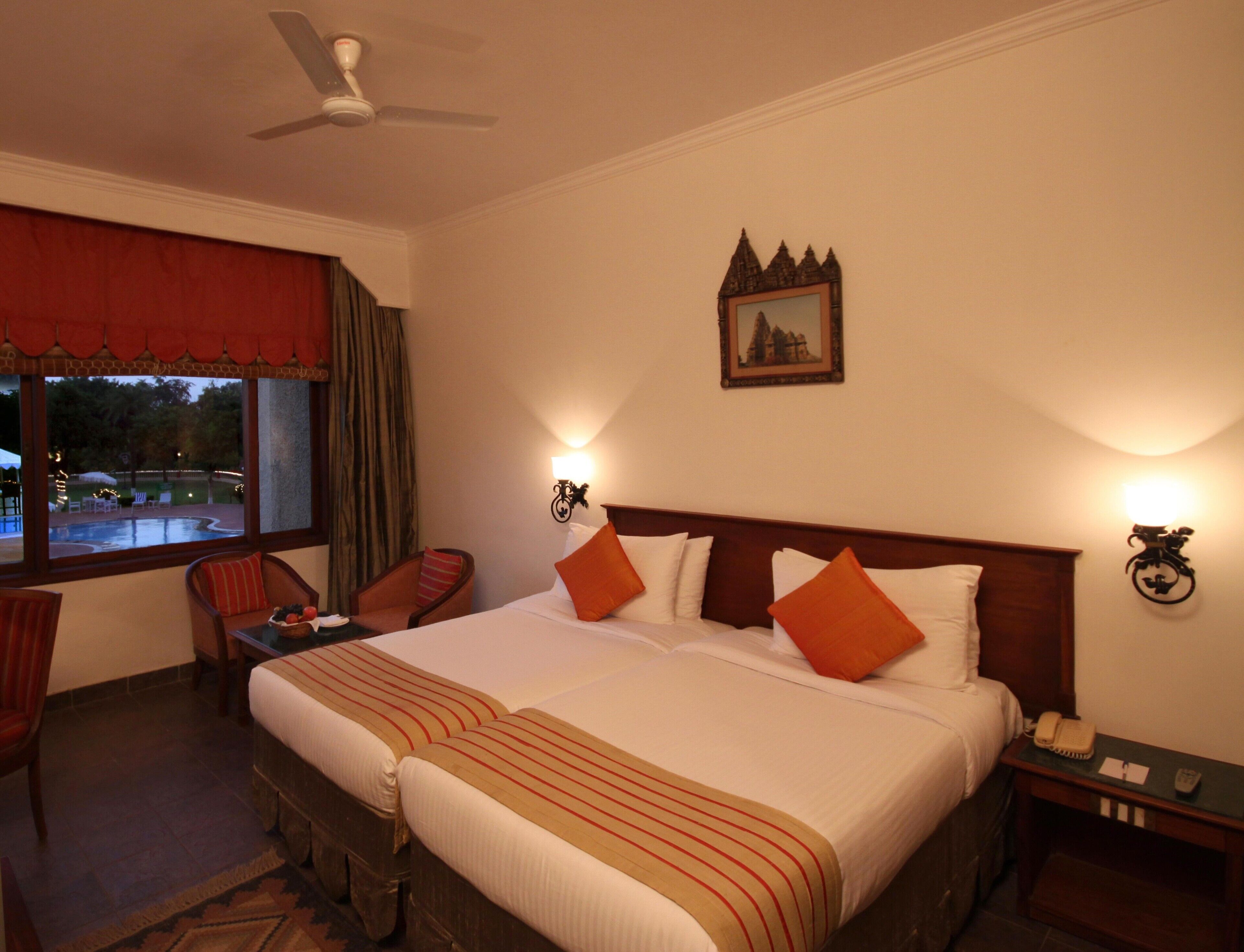 Quarto duplo luxo, vista para a piscina | Frigobar, cofres nos quartos, escrivaninha, quartos à prova de som