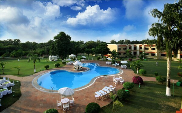 Outdoor pool, pool loungers